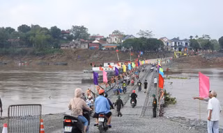 Nước sông Hồng dâng cao, tạm đóng cầu phao Phong Châu