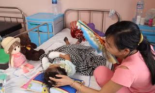 Mẹ con bé Anh Thư đang điều trị tại BV Nhi Trung ương