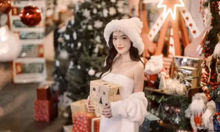 Xóm đạo ở Đồng Nai lên đèn đón Giáng sinh, các cô gái chen vai 'sống ảo'