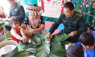 Lính quân hàm xanh tổ chức gói bánh chưng Tết cùng người dân và các em học sinh