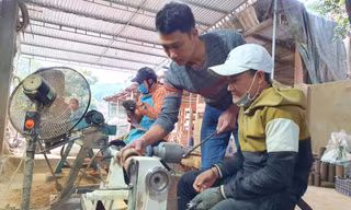 Biến gốc tre bỏ đi thành mỹ nghệ độc đáo, gieo nghề trên chính quê hương 