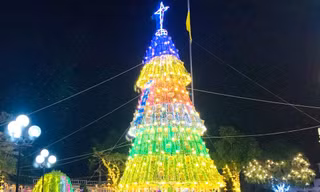 Độc đáo cây thông Noel cao 20m làm từ cây nứa, nón lá