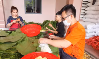 Thợ làm bánh chưng mướt mồ hôi ‘chạy đơn’ ngày cuối năm