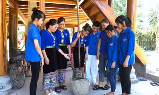 Người trẻ học bảo tồn men rượu quý từ lá cây của dân tộc Thái