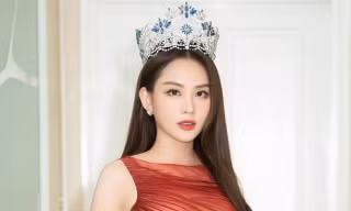 Bất ngờ với phản ứng của Hoa hậu Mai Phương khi được mời đi catwalk trên bậc cầu thang