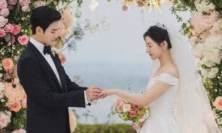 Hôn lễ của Kim Soo Hyun - Kim Ji Won trong phim "Queen of Tears" giống cặp đôi nào?