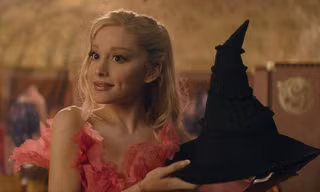 Ariana Grande xinh đẹp tựa tiên tử trong phim nhạc kịch “Wicked” đầy huyền bí