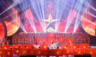 Bất ngờ với độ hoành tráng của đại nhạc hội “We Are The Future” cộp mác học sinh Đoàn Thị Điểm