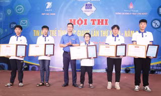 Bí thư Tỉnh Đoàn, Chủ tịch Hội LHTN tỉnh Bắc Giang Thân Trung Kiên trao giải cho các thí sinh. Ảnh: Nguyễn Thắng