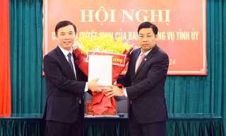 Bí thư Tỉnh ủy Bắc Giang Dương Văn Thái trao quyết định phân công, luân chuyển ông Dương Thanh Tùng.