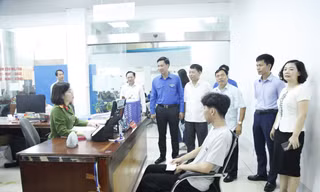 Đoàn viên, thanh niên Công an tỉnh Bắc Ninh hỗ trợ người dân giải quyết thủ tục hành chính. Ảnh: Nguyễn Thắng
