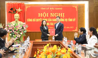 Phó Bí thư Thường trực Tỉnh ủy, Chủ tịch HĐND tỉnh Bắc Giang Nguyễn Thị Hương đã trao quyết định cho anh Thân Trung Kiên.