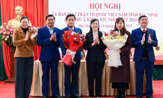 Ông Nguyễn Nhân Chinh (thứ 3 bên trái) nhận hoa chúc mừng của lãnh đạo Mặt trận Tổ quốc tỉnh Bắc Ninh.