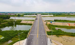 Cận cảnh cầu hơn 350 tỷ đồng bắc qua sông Cầu xây xong... bỏ không