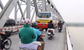 10 tuyến buýt Hà Nội phải 'nắn' hành trình do đóng cầu, đường ngập sâu