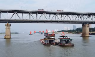 Nhiều tàu thuyền nghi chở quá tải 'thông chốt' cửa ngõ sông Hồng vào Hà Nội