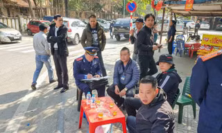 Thanh tra giao thông xử lý bãi xe 'chặt chém', tự ý rào đường