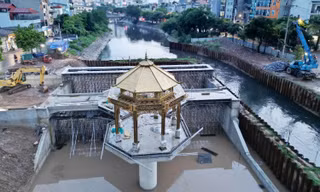 Đập tràn giữ nước có kiến trúc 'lạ mắt' đã hình thành trên sông Tô Lịch 