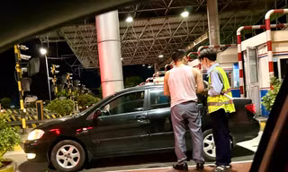 Trạm thu phí Thường Tín lỗi ETC, lái xe phải xuống đường gọi người mở barie