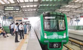 Tàu Cát Linh - Hà Đông vận hành thương mại chở khách từ sáng 6/11. Ảnh: Như Ý