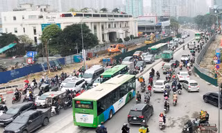 Phân luồng phương tiện qua công trường hầm chui Lê Văn Lương ra sao?