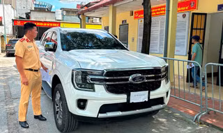 Người dân đến trụ sở CSGT chuyển đổi xe chính chủ gia tăng