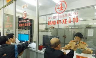 Người dân làm thủ tục đăng ký xe tại cơ sở 86 Lý Thường Kiệt, Hà Nội. Ảnh: A.Trọng