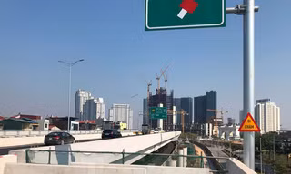 Ngổn ngang công trường đường lên xuống Vành đai 3 trên cao