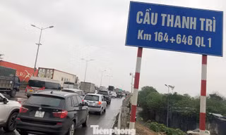 Cầu Thanh Trì ùn tắc trong ngày đầu hạ tốc độ xuống 60km/h