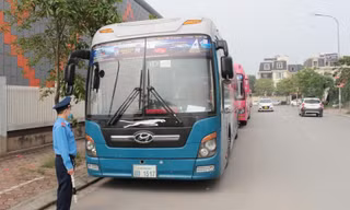Đội Thanh tra giao thông Hoàng Mai vừa kiểm tra, xử lý bãi xe vi phạm trên đường.