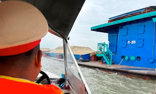 Phát hiện nhiều tàu chở cát quá tải, hết đăng kiểm chạy trên sông Hồng 