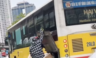 Xe buýt hoạt động như “xe dù” trên đường Phạm Hùng, Hà Nội chiều 22/5.