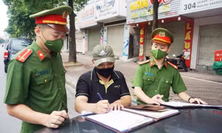 Hà Nội: Cảnh sát tăng cường tuần tra, xử lý vi phạm về giãn cách xã hội
