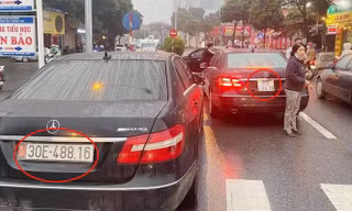 Cơ quan công an đang tiếp tục xác minh làm rõ vụ việc hai chiếc Mercedes Benz E300 trùng biển số. Ảnh mạng xã hội