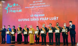 Tôn vinh 50 ‘Gương sáng pháp luật’