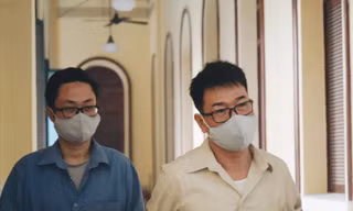 Cựu thẩm phán Nguyễn Hải Nam (phải) và cựu giảng viên Lâm Hoàng Tùng tại tòa.
