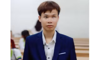 Chàng sinh viên khiếm thị tích cực tham gia hoạt động thiện nguyện được Bộ trưởng Bộ Công an tặng đàn guitar