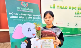 Hàng trăm suất học bổng tiếp sức trò nghèo học giỏi Đắk Lắk