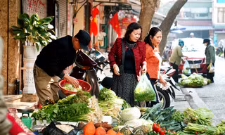 Rau xanh hút khách ở chợ 'nhà giàu' ngày mùng 3 Tết