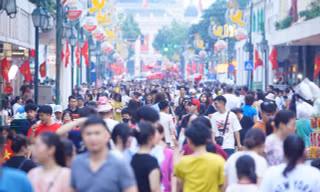 Người dân Hà Thành nô nức xuống phố chơi lễ 1/5