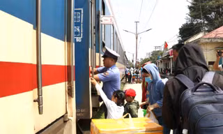 Bình Dương: Công nhân về quê ăn Tết vé 0 đồng, ở lại mua hàng miễn phí