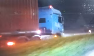 Clip: Xe container chạy ngược chiều trên tuyến đường huyết mạch ở Bình Dương gây bức xúc
