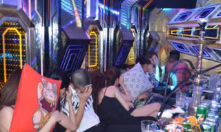 Hàng chục nam, nữ ‘bay lắc’ xuyên đêm trong phòng karaoke