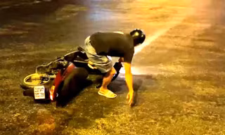 Clip xe đầu kéo chạy tốc độ cao, tràn dầu khiến hàng chục người đi xe máy ngã lăn 