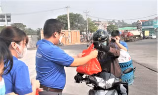 Thanh niên Bình Dương gói bánh, tặng quà tiễn người lao động về quê ăn Tết