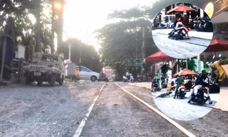VIDEO: Liên tục trượt ngã khi đi qua đường ray 'ám ảnh' ở Bình Dương