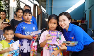 Bí thư T.Ư Đoàn Nguyễn Phạm Duy Trang trồng cây xanh, tặng quà con công nhân đồng bào thiểu số 