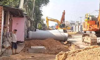 Khổ vì nâng cấp 2km đường hơn 3 năm chưa xong ở Bình Dương