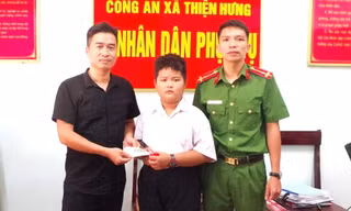 Nam sinh lớp 3 đến công an trả lại tiền nhặt được trên đường