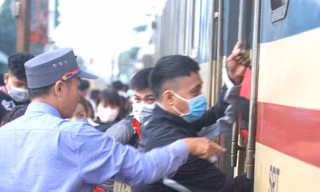 Công nhân khó khăn ở Bình Dương phấn khởi lên 'chuyến tàu miễn phí' về quê ăn Tết